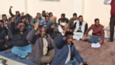 कालांवाली: ऑनलाइन ट्रांसफर पॉलिसी के विरोध में कर्मचारियों का रोड़ी बिजलीघर परिसर में सरकार के खिलाफ प्रदर्शन