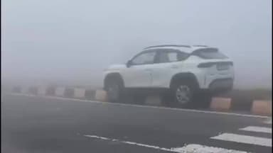 उचाना: नरवाना: घने कोहरे के कारण डिवाइडर से टकराई कार