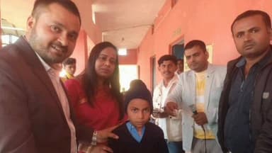 बथनाहा: फुलवरिया प्राथमिक विद्यालय में 105 बच्चों को स्वेटर-टोपी बांटकर ठंड से राहत दी गई