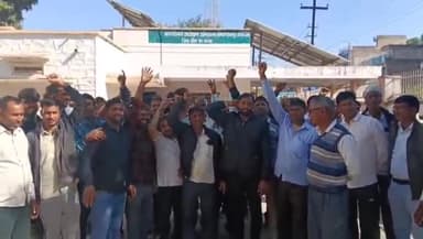 नीम का थाना: नीमकाथाना सदर थाना क्षेत्र के झिराना के ग्रामीणों ने विद्युत आपूर्ति और फीडर बदलवाने की मांग को लेकर किया धरना प्रदर्शन