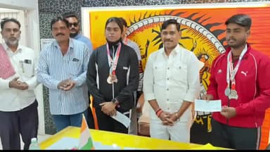 सेंधवा: कराटे में सेंधवा की बेटियों का परचम, विधायक मोंटू सोलंकी ने दी बधाई और आर्थिक सहायता