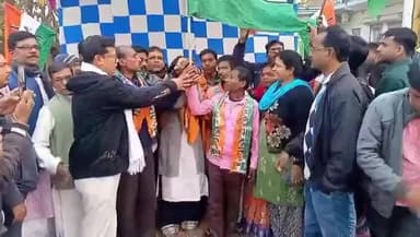 গড়বেতা ১: গড়বেতার খড়্কুশমাতে BJP র ভাঙ্গন,২১টি পরিবারের হাতে তৃণমূলের পতাকা তুলে দিলেন বিধায়ক