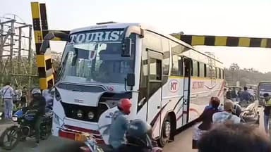 আরামবাগ: রামকৃষ্ণ সেতুর হাইটবার আটকে গেল বর সমেত বিয়ে বাড়ির বাস,ভেঙে গেল হাইটবার