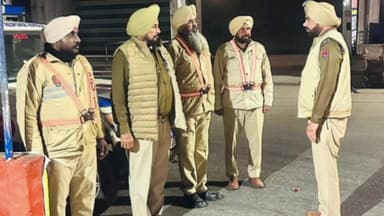 ਨਿਹਾਲ ਸਿੰਘਵਾਲਾ: ਮੋਗਾ ਪੁਲਿਸ ਵੱਲੋਂ ਰਾਤ ਦੌਰਾਨ ਜ਼ਿਲ੍ਹੇ ਦੇ ਵੱਖ-ਵੱਖ ਹਿੱਸਿਆਂ ਵਿੱਚ ਜਨਤਾ ਦੀ ਸੁਰੱਖਿਆ ਨੂੰ ਯਕੀਨੀ ਬਣਾਉਣ ਲਈ ਪੁਲਿਸ ਕਰਮਚਾਰੀ ਤਾਇਨਾਤ ਕੀਤੇ