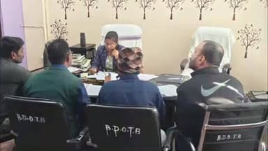 टेटिया बम्बर: टेटिया बंबर प्रखंड कार्यालय में बीडीओ ने आवास सहायकों को दिए निर्देश, दो दिन में कार्य पूरा करें