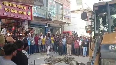 अरेराज: हरसिद्धि बाजार में प्रशासन ने बलपूर्वक बुलडोजर के माध्यम से हटाया अतिक्रमण