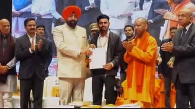 विजयीपुर: बैरिया पंचायत के मुक्केबाज रितेश कुमार को मुख्यमंत्री योगी आदित्यनाथ व उत्तराखंड के राज्यपाल ने किया सम्मानित