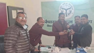 महसी: शिवपुर में ग्राम सचिवों ने सामूहिक रूप से जमा किया डोंगल, ऑनलाइन उपस्थिति का विरोध जारी