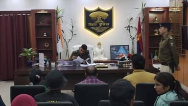 आज दिनांक-15.12.2025 को पुलिस अधीक्षक कटिहार के द्वारा 15 आवेदकों की शिकायत सुनी गई तथा उनकी समस्या निराकरण हेतु संबंधित पदाधिकारी को आवश्यक दिशा-निर्देश दिया गया I