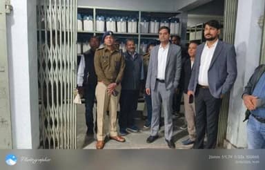 आज दिनांक:-15.12.2025 को जिला पदाधिकारी एवं पुलिस अधीक्षक कटिहार द्वारा EVM वेयरहाउस तथा VVPAT का भौतिक निरीक्षण किया गया एवं उपस्थित पदाधिकारी को आवश्यक दिशा-निर्देश दिया गया I