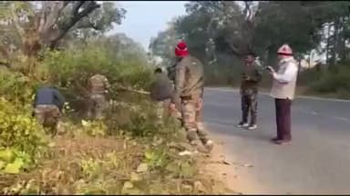 मुरहू: पुलिस ने की झाड़िओ की कटाई, दुर्घटना की सम्भावना हुई कम