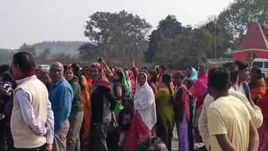 অন্ডাল: ইসিএলের কাজোড়া এলাকার নবোজামবাদ ৭ নম্বরে পরিত্যক্ত পুরনো ইসিএল বাড়ি ভাঙতে গেলে স্থানীয় বিরোধিতার মুখে সিআইএসএফ