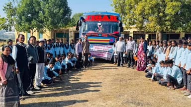 गांगड़तलाई: डालर गांव के विद्यार्थियों ने किया शैक्षणिक भ्रमण, हैंगिंग ब्रिज और मनगढ़ धाम का किया अवलोकन