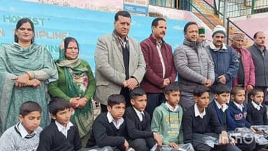 डलहौज़ी: भलेई माता मंदिर कमेटी ने नौनिहालों में बांटे स्वेटर