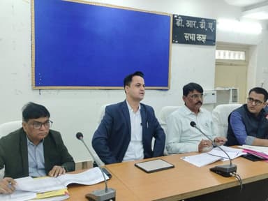 ■ *जिला स्तरीय सभी विभागों के वरीय पदाधिकारियों के साथ अंतर विभागीय समन्वय एवं कार्यालय गतिविधियों की* *साप्ताहिक समीक्...