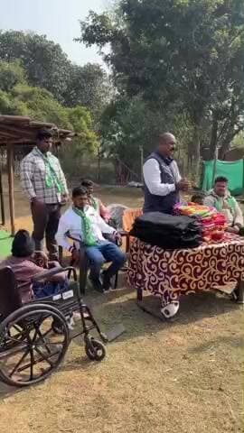 रातू: झामुमो रातु प्रखंड ने रामावती वृद्धा आश्रम में कंबल वितरित किए, ग्रामीणों ने सक्रिय भागीदारी निभाई