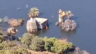 लोणार: जगप्रसिद्ध लोणार सरोवरातील पाण्याच्या पातळीत होतय भरमसाठ वाढ! कमळजा माता मंदिर 15 फूट पाण्याखाली