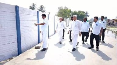 விக்கிரவாண்டி: விக்கிரவாண்டி பகுதியில் பொதுமக்களின் பயன்பாட்டிற்காக திறந்து வைக்கபட இருக்கும் உழவர்சந்தை இறுதி கட்ட முடிவுற்ற பணிகளை ஆய்வு மேற்கொண்டார் சட்டமன்ற உறுப