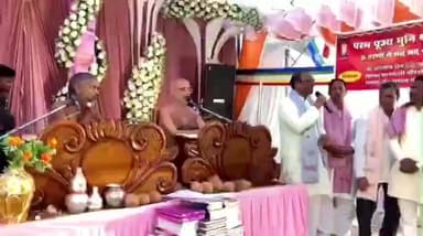 मोहखेड़: मोहखेड़ में मंदिर की बदहाल सड़क बनाने की विधायक ने घोषणा की, मुनि श्री का आशीर्वाद लिया