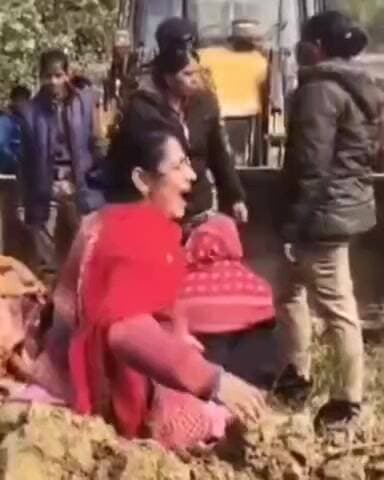 कानपुर: कल्याणपुर के आवास विकास में बुजुर्ग ने जेसीबी के आगे कूदकर कब्जा हटाने पहुंचे अफसर को बुलाने पर मजबूर किया PAC