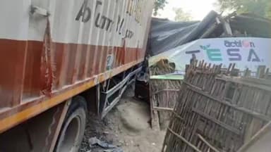 खोदावंदपुर: बाड़ा गांव के समीप एस एच 55 पर अनियंत्रित टाटा ट्रक दुकान में घुसी, विद्युत पोल तोड़ा, दो लोग घायल