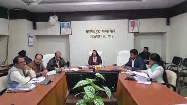 बजाग: डिंडौरी कलेक्टर सभा कक्ष में राजस्व कार्यों की समीक्षा बैठक, कलेक्टर ने दिए निर्देश