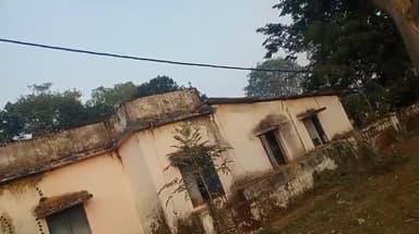 बिरसा में सामुदायिक स्वास्थ्य केंद्र के सामने झूल रहे विद्युत तार, कभी भी हो सकती है बड़ी दुर्घटना