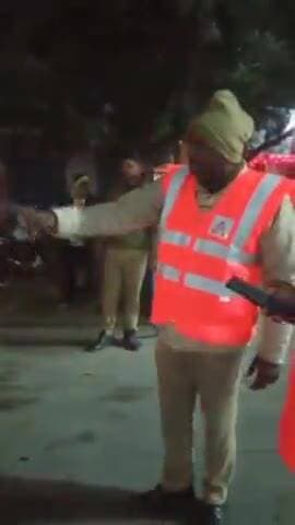 करछना: भीरपुर चौकी प्रभारी ने प्रयागराज-मिर्जापुर हाईवे पर पुलिस टीम के साथ चेकिंग अभियान चलाया, यातायात नियमों को किया जागरूक