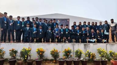 चितरपुर: आरके इंटरनेशनल स्कूल मारंगमरचा के छात्रों ने खेलकूद प्रतियोगिता में उत्कृष्ट प्रदर्शन कर शील्ड जीती, सम्मानित हुए