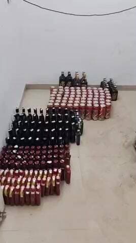 થાનગઢ: થાનગઢ ખાતે રહેણાક મકાનમાંથી વિદેશી દારૂ સાથે એક ઝડપાયો: એક ફરાર