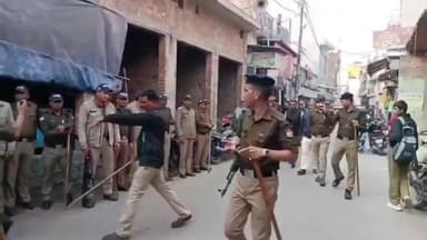 खटीमा: पुलिस प्रशासन और जिला प्रशासन ने इस्लामनगर गोटिया में शांति व्यवस्था बनाने के लिए किया मार्च पास्ट