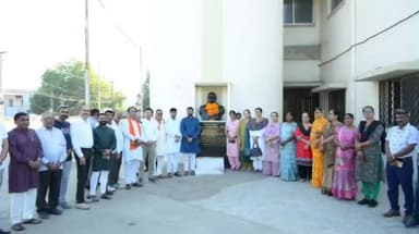 અંજાર: ટાઉનહોલના પટાંગણ મધ્યે નગર પાલિકા દ્વારા સરદાર વલ્લભભાઈ પટેલને પુષ્પાંજલિ અર્પણ કરવામાં આવી