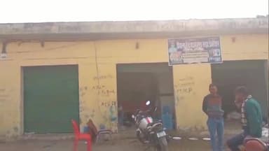 करछना: पनासा गांव में सब्जी मंडी की जगह खुली टेंट की दुकान, व्यापारियों को हो रही परेशानी