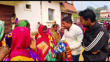 धुरकी: धुरकी प्रखंड में उप मुखिया प्रतिनिधि तौसिफ रजा ने 200 कंबल वितरित किए