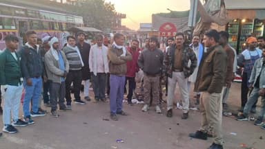 महाराजपुर: गढ़ीमलहरा बस स्टैंड पर पुलिस ने सर्व समाज के साथ किया जनसंवाद