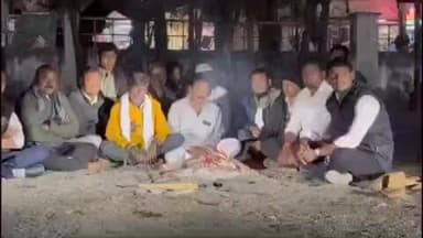 देगलूर: देगलूर येथे Evm म्हशींच्या ठिकाणी स्ट्रॉंग रूमच्चा बाहेर रात्री त्या थंडीमध्ये उमेदवार, काँग्रेस कार्यकर्त्यांचा पहारा