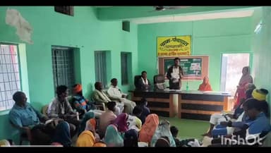 भीमपुर: पलासपानी में प्रधानमंत्री सफल बीमा योजना को लेकर किसानों को किया जागरूक