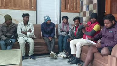 बंदगांव: चीटिंगदा गांव में बिजली की समस्या दूर करने के लिए ग्रामीणों ने विधायक को सौंपा पत्र