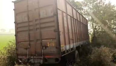 कोलारस: भगवती फिलिंग स्टेशन के सामने बस को बचाने में कंटेनर ट्रक खाई में गिरा, टला बड़ा हादसा