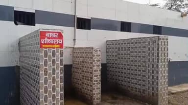 छाता: कस्बा छाता में सार्वजनिक शौचालय पर आपत्तिजनक स्टीकर लगाए जाने से फैली नाराजगी, चर्चाओं का बना विषय