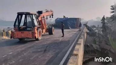 झंझारपुर: एनएच 27 के कमला पुल पर पान मसाला लदा ट्रक पलटा, चालक व खलासी घायल, क्रेन से यातायात चालू