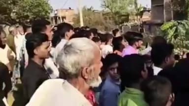 बनकटवा: बनकटवा के शेखौना गांव में प्रशासन का बुलडोज़र चला, 60 घरों को तोड़ने में लगा प्रशासन