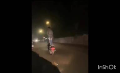 घाटीगांव: मुरार की CP कॉलोनी में युवक ने एक्टिवा पर खड़े होकर किया स्टंट, वीडियो हुआ वायरल