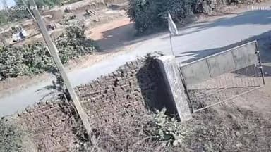 મહુવા: મૂડત ગામની સીમમાં ફોર વિલરે મોટર સાયકલ ને ટક્કર મારતા ગંભીર અકસ્માત.