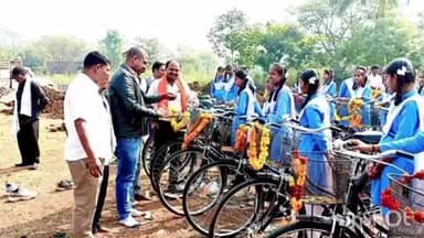 थानखम्हरिया: ग्राम पथरीकला खुर्द के शासकीय स्कूल में कक्षा नवमी की छात्राओं को सायकल का वितरण किया गया, जनप्रतिनिधिगण रहे मौजूद