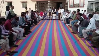 લખતર: લખતર ખાતે વણકર સમાજ ની વાડી ખાતે મંત્રીના અધ્યક્ષ સ્થાને ખાટલા બેઠક નું આયોજન કરવામાં આવ્યું