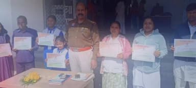 लैलूंगा: थाना लैलूंगा में ग्राम कोटवारों की बैठक, शिक्षक, छात्र और स्वास्थ्यकर्मियों को किया गया सम्मानित