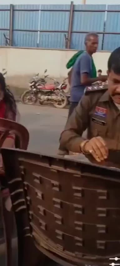 तमनार: तमनार धरने से सामने आई सौहार्द की तस्वीर, प्रदर्शनकारी और पुलिस एक साथ भोजन करते दिखे