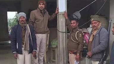 कलुआही: कलुआही थाना पुलिस ने फरार अपराधी के घर पर इश्तेहार चिपकाया