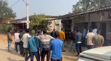 जयनगर: जयनगर के सरमाटांड स्थित मां लक्ष्मी ज्वेलर्स में चोरों ने खिड़की तोड़कर लगभग 3.5 लाख का सामान चुराया